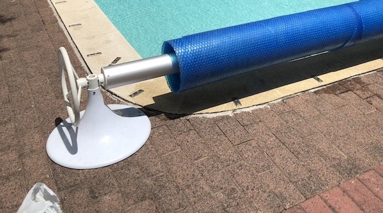pool-covers-cape-town-500-micron-bubble-wrap-solar-pool-blanket-with-pool-roller-1-1.jpg